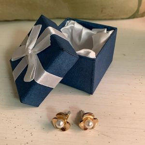 BEAUTIFUL FAUX PEARL FLOWER EARRINGS WITH BOX